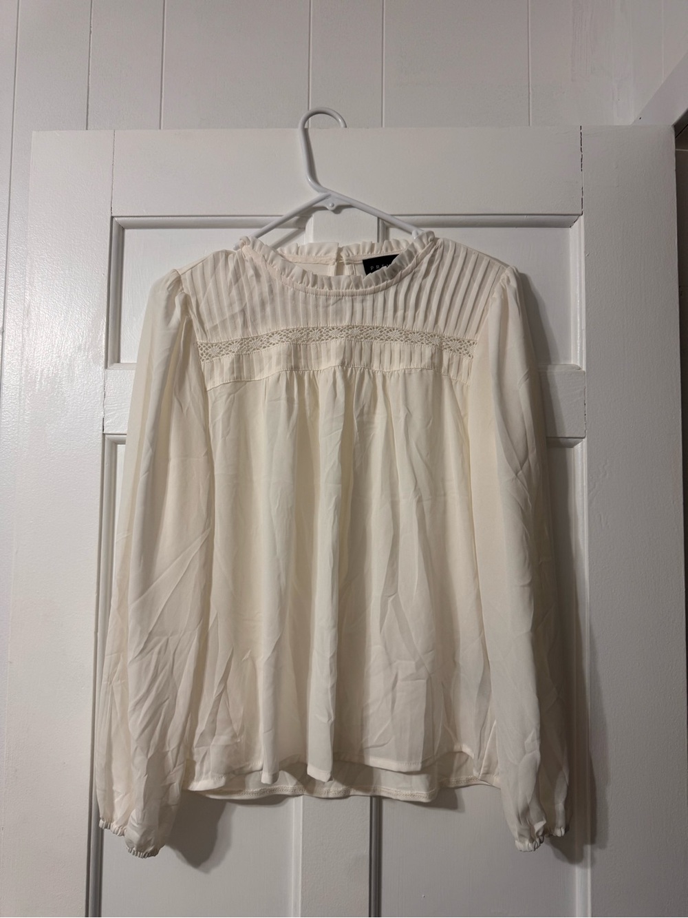 Women’s Cream Pintuck & Lace Long-Sleeve Blouse